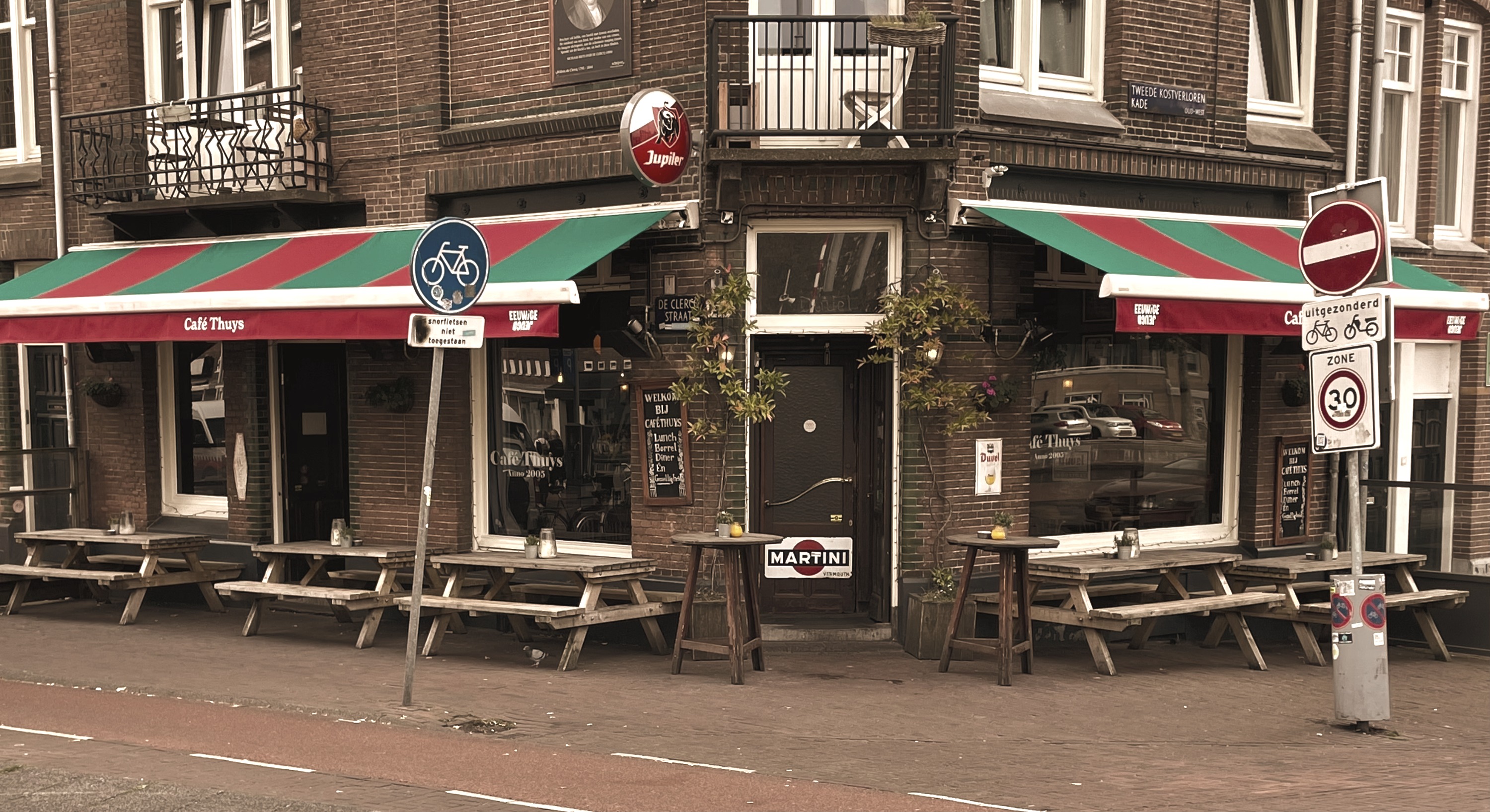 Het terras en de gevel van Café Thuys aan de De Clercqstraat
